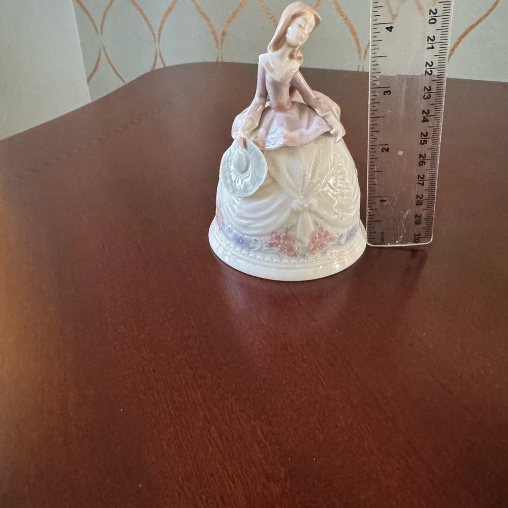 Lladro Lady Figurine in Pink and Cream - Picture 3 of 12